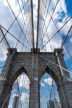 New York 'taki Brooklyn Köprüsü. Metropolis 'teki Brooklyn Köprüsü' nün muhteşem manzarası. Brooklyn 'deki tarihi köprünün mimarisi. Yapısal mimari dönüm noktası. Manhattan yolu..