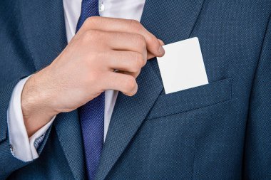 Kredi kartlı bir iş adamı. Emoney ile iş anlaşması. İş başarısı. Takım elbiseli iş adamı kredi kartını cebinde taşıyor. İşletme markası. Girişimci kartvizit alıyor.