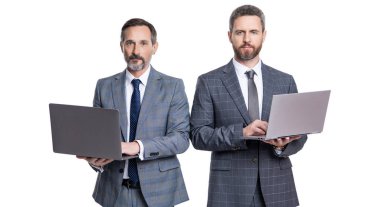 Çevrimiçi çalışan olgun iş adamları. İş başarısı. Programcı çevrimiçi bilgisayar kullanıyor. Çevik iş. Profesyonel iş adamlarının çevrimiçi iletişimi vardır. Uzak öğrenme.