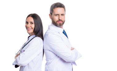 Steteskoplu pratisyen hekim. Tıp, sağlık ve insan konsepti. Hastanede pratisyen hekim. Kendine güvenen pratisyen doktor muayenehanede duruyor. Boşluk afişini kopyala.