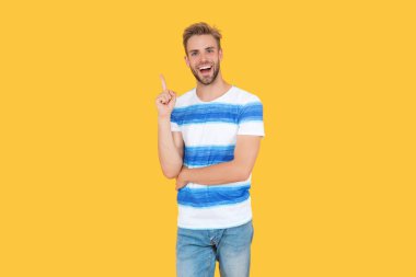 Milenyum erkeğinin modaya uygun kıyafetler giymesi fikrinden esinlendim. Milenyum adamı stüdyoda duruyor. Milenyum insanı günün tadını çıkarır. Sarı arka planda yalıtılmış bin yıllık bir adam..