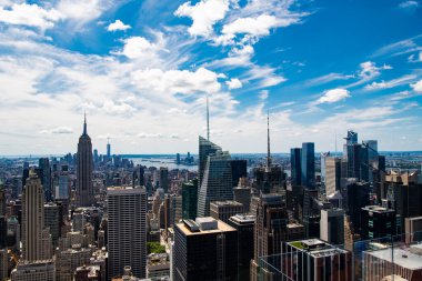 New York 'un gökdelen binası. Kentsel mimari. Manhattan şehir merkezi manzarası. Metropolitan şehir manzarası. New York şehir merkezinde. Manhattan hava manzarası. New York şehri. Manhattan hayatı.