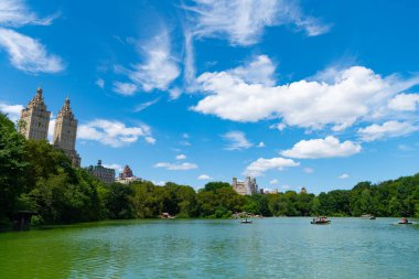 New York, ABD - 22 Temmuz 2023: New York 'taki Central Park' ta baharda Manhattan 'ın havuz manzarası ve binası.