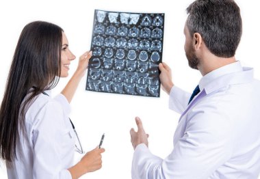 Hemşire Xray nükleer ilaç. Beyazlar üzerinde izole edilmiş beyin MR taramasına bakın..