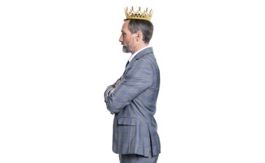 Büyük patron. İş başarısı ve liderlik. Başarılı bir işadamı olan patron beyazları soyutladı. Motivasyon ve ödül. Takım elbiseli işadamı patron. Taç giymiş bir iş adamı. Ödül töreni konsepti.