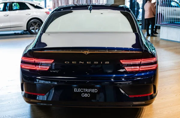ニューヨーク アメリカ 2023 創世記G80ヒュンダイ電気黒い車のリアビューディーラーショールームに駐車 — ストック写真