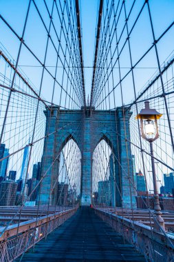 New York Köprüsü, Manhattan ve Brooklyn 'i birbirine bağlıyor. New York 'un Brooklyn Köprüsü. Amerikan mimarisi tarihi eser. Brooklyn 'deki tarihi köprünün mimarisi. Yaya geçidi..