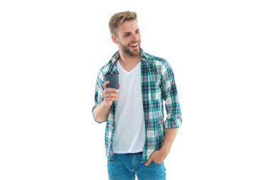 Stüdyoda kahve içen mutlu bir milenyum adamı. Kahveli milenyum adamı fotoğrafı. Kahveli milenyum adamı beyaz üzerine izole edilmiş. Geçmişinde kahve olan bin yıllık bir adam..