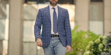 İş CEO 'su sokakta ceket giyiyor. İş CEO' su kravatlı. Açık hava şirketinin CEO 'su. Kentsel arka planda iş CEO 'su