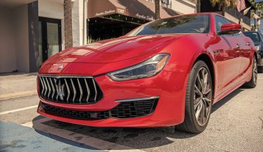 Miami, Florida ABD - 25 Mart 2023: kırmızı 2016 Maserati Ghibli S Q4 parkedilmiş araç, yan köşe görünümü.