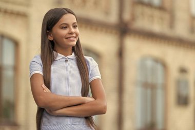 Genç kız portresi, uzay afişini kopyala. Uzun saçlı genç kız portresi. Açık havada genç kız portresi. Genç kız portresinin fotoğrafı..