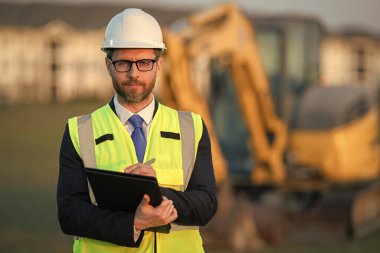 Kask takan amir, kopyalama alanı. Yönetici. İnşaat alanındaki denetçi. Denetmen dışarıda..