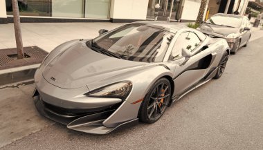 Los Angeles, Kaliforniya ABD - 14 Nisan 2021: Blue McLaren Automotive Limited 720S lüks süper araba Los Angeles, Kaliforniya eyaleti. köşe görünümü.
