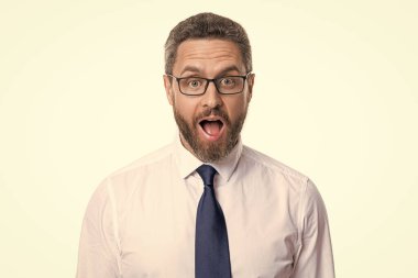 Şaşırmış bir adam beyazdan soyutlanmış. Stüdyodaki hayran adam. Arka plandaki hayret verici adam. Gözlüklü, şaşkın adamın fotoğrafı..
