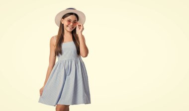 Arka planda yaz tarzı bir genç kız, reklam. Genç bir kızın yaz tarzı fotoğrafı. Yazın beyazlar içinde izole edilmiş genç bir kız. Stüdyoda yaz tarzı genç bir kız..