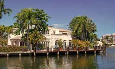 Yazın palmiyeleri olan güzel bir villa. Deniz manzaralı ve özel rıhtımı olan lüks bir yazlık villa. Modern villa yaz tatili için ideal. Akdeniz 'deki muhteşem villa.