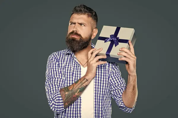 Недовольный Зрелый Бородатый Парень Настоящей Коробкой Сером Фоне — стоковое фото