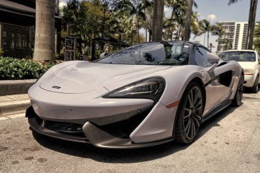 Miami Beach, Florida ABD - 15 Nisan 2021: beyaz Mclaren 570 üstü açılı spor araba, düşük açılı..