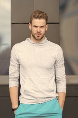 Gri kapüşonlu spor adamın fotoğrafı. Kapüşonlu spor adam. Açık havada kapüşonlu spor adam. Sokaktaki kapüşonlu adam..