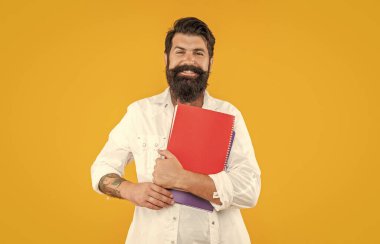 Okulda eğitim gören mutlu adam sarıda izole edilmiş. Stüdyoda öğrencinin eğitimi. Eğitimli bir okul öğrencisi. Okul planlayıcısının eğitim fotoğrafı..
