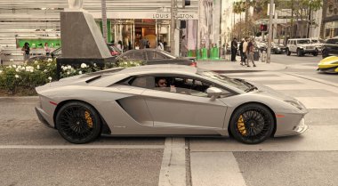Los Angeles, Kaliforniya ABD - 11 Nisan 2021: Los Angeles 'ta Los Angeles' ta, Kaliforniya eyaletinde, açık mavi Lamborghini Aventador lüks süper arabası. yan görünüm.