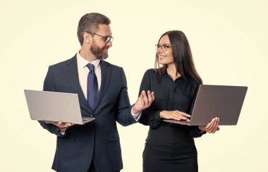 Stüdyoda serbest çalışan mutlu bir iş adamı. Dizüstü bilgisayarı olan serbest çalışan bir iş adamı. Serbest çalışan iş adamının fotoğrafı. Bilgisayarlı. iş serbest çalışanı beyaz arkaplanda izole edildi.