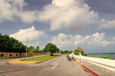 Cozumel, Meksika - 24 Aralık 2015: Yaz gezinti caddesi ve karayolu.