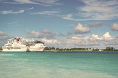 Nassau, Bahamalar - 07 Ocak 2016: Peyzaj üzerinde fotokopi alanı olan harika bir yolcu gemisi.