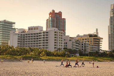 Miami, Florida ABD - 15 Nisan 2021: insanlar plajda yoga yapıyor..