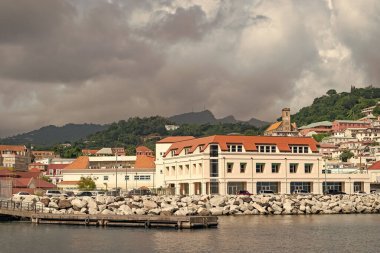 Limanlı bir şehir manzarası. Limanı ya da limanı olan bir şehir manzarası. Harbour Outdoor ile şehir manzarası. Limanlı şehir manzarası fotoğrafı.