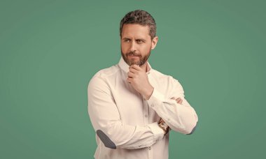 Yakışıklı, olgun bir adam mavi arka planda izole edilmiş. Stüdyoda olgun bir adam. Olgun bir adam iş gömleği giyer. Sakallı olgun bir adamın fotoğrafı..