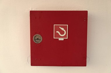 Kasa dolusu firecabinet. Kasa dolusu firecabinet kırmızısı. Firecabinet kare şeklindeki kasa. Firecabinet kasasının fotoğrafı..