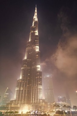 Dubai, Birleşik Arap Emirlikleri - 24 Aralık 2017: Dubai 'de aydınlatılmış Burj Khalifa gökdelen binası.