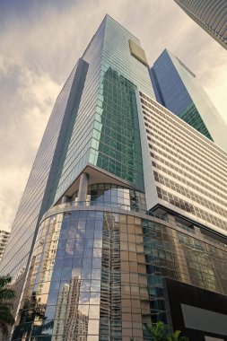 Gökdelen perspektifinin dış görüntüsü. Gökdelene bakış açısı. Gökdelen perspektifi gökyüzü ile. Mimarinin gökdelen perspektifi.