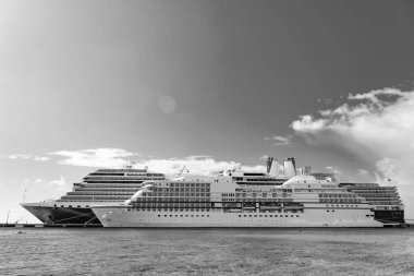 Yolcu gemisinin denizde tatil görüntüsü. Yolcu gemisi tatili. Yazın gemi tatili. gemi gezisi ve seyahat.