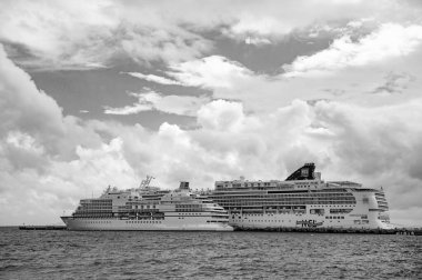 Costa Maya, Meksika - 19 Aralık 2015: Norveçli inci ve naip yolcu gemileri.
