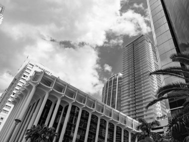 Miami, Florida USA - 26 Aralık 2015: Miami gökdelen binasının mimarisi, alçak açı.