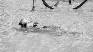 Denizde yüzen kızlar için varış noktası yaz plajı. Sudaki kız için varış noktası yaz plajı. İstikamet yaz plajı, dinlenen kızlar için. Kız için varış yerinin fotoğrafı yaz plajı.