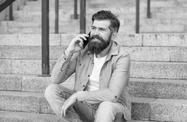 Pozitif adamın fotoğrafı akıllı telefon çağrısıdır. Adamın dışarıda akıllı telefonları var. Adamın dışarıda akıllı telefon görüşmesi var. Adamın sokakta akıllı telefonu var..