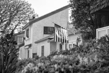 Binada Amerikan bayrağı var. Amerikan bayrağı müesseseden. Açık havada Amerikan bayrağı. Amerikan bayrağının fotoğrafı.