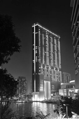 Dubai, Birleşik Arap Emirlikleri - 26 Aralık 2017: Dubai 'de aydınlatılmış gökdelen mimari binası.