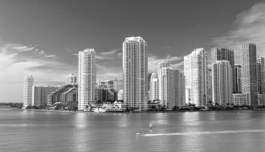 Miami şehrinin silueti tekneli. Florida 'daki Miami City Skyline' da. Ufuk çizgisi olan Miami şehri manzarası. Miami şehrinin fotoğrafı Metropolis 'in ufuk çizgisi.