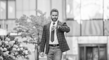 Yürüyen dakik iş adamının dışarıda teslim tarihi vardır. Dakik iş adamının son teslim tarihi. İşi yetiştirmesi gereken dakik bir iş adamı. Dakik iş adamının fotoğrafı. Zaman sınırını kontrol et.