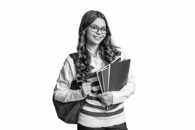 Stüdyodaki okulda pozitif genç kız çalışması. Genç kız okulda arka planda ders çalışıyor. Okuldaki genç kız çalışmalarının fotoğrafı. Okulda okuyan genç kız beyazlar içinde izole edilmiş..