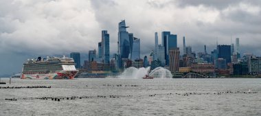 New York, ABD - 11 Temmuz 2023: New York 'ta Manhattan' ın yanında Norveçli Neşe Yelkenlisi yolcu gemisi. New York Manhattan 'ın Skyline' ı Hudson Nehri yolcu gemisi NCL 'de seyrediyor..