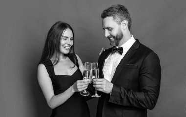 Neşeli çift tezahürat yapıyor ve arka planda kutluyor. Çiftin kutlama fotoğrafı ve şampanyayla kutlama. Çiftler tezahürat yapıyor ve kırmızıda yalnız kutluyorlar. Çiftler tezahürat yapıyor ve stüdyoda kutluyor..