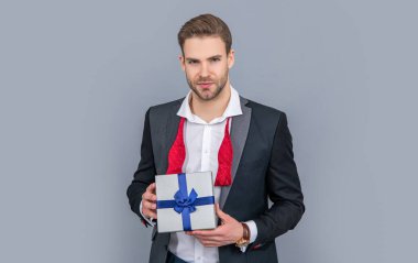 Başarılı patron hediye kutusunu paylaşıyor. İş adamı romantik bir randevu için hazırlan. İş ödülü. Şirketin hediye kutusuna sahip iş adamı Grey 'de izole edilmiş. Kurumsal hediye. Erkekler günü. Tatilde hediye vermek.