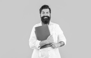 Stüdyoda neşeli bir öğrencinin eğitimi. Eğitimli bir okul öğrencisi. Okul planlamacısıyla eğitimli bir adamın fotoğrafı. Sarı üzerine izole edilmiş okul çocuğu eğitimi..