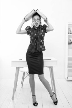 Kafası karışmış patron yardımcısı beyaz arka planda izole edilmiş. Stüdyoda patron asistanı. Dosyası olan patron asistanının fotoğrafı. Patron yardımcısı ofisinde..