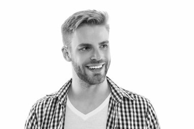 Stüdyoda gülümseyen genç adam. Kareli gömlek giyen genç adamın fotoğrafı. Genç adam beyazda izole edilmiş. Arka plandaki genç adam..